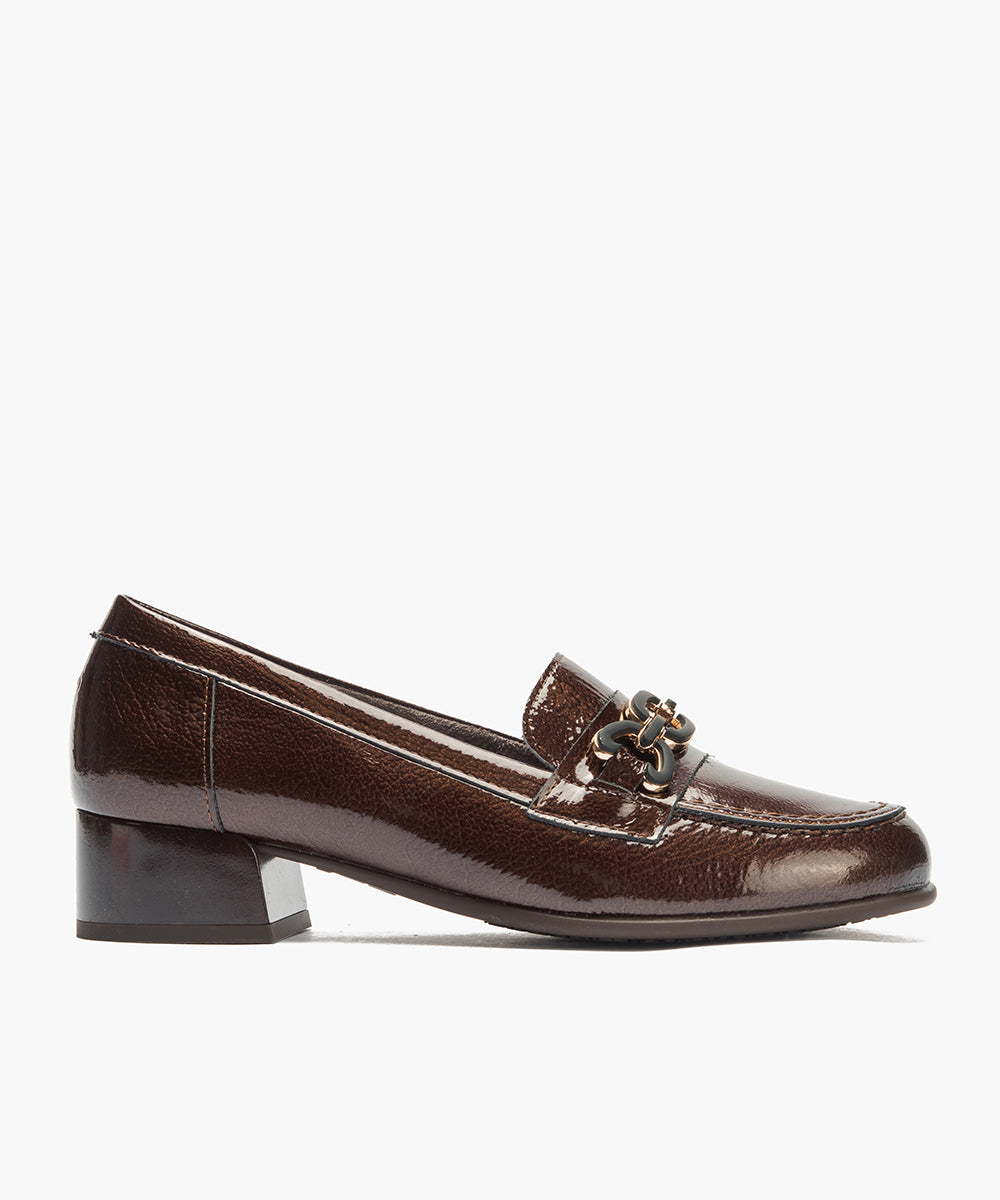 Mocasín en charol con adorno Marrón