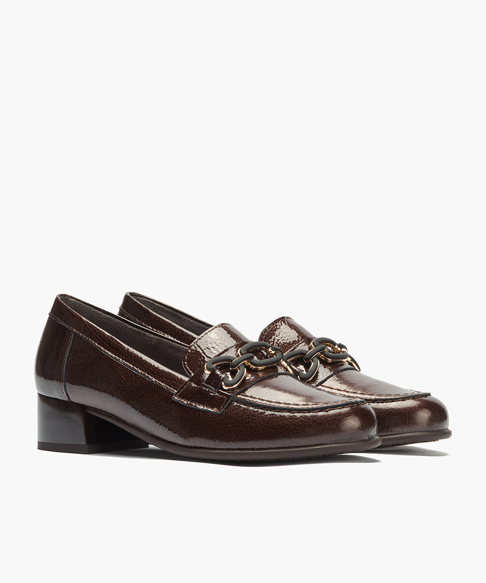 Mocasín en charol con adorno Marrón