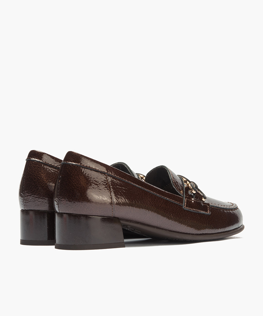 Mocasín en charol con adorno Marrón