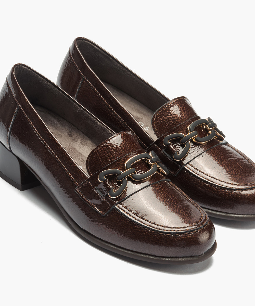 Mocasín en charol con adorno Marrón