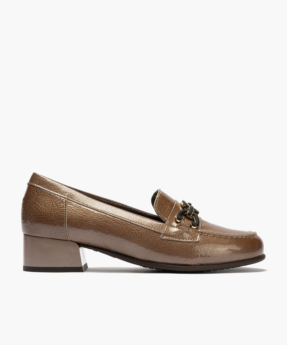 Mocasín en charol con adorno Topo