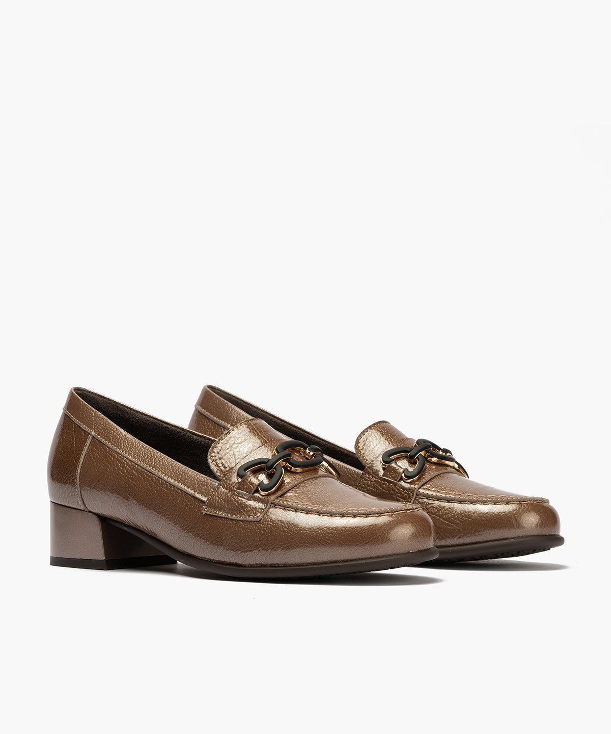 Mocasín en charol con adorno Topo
