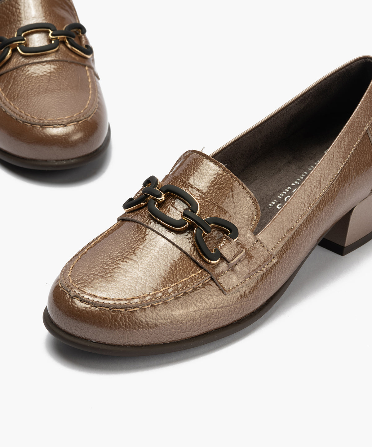 Mocasín en charol con adorno Topo