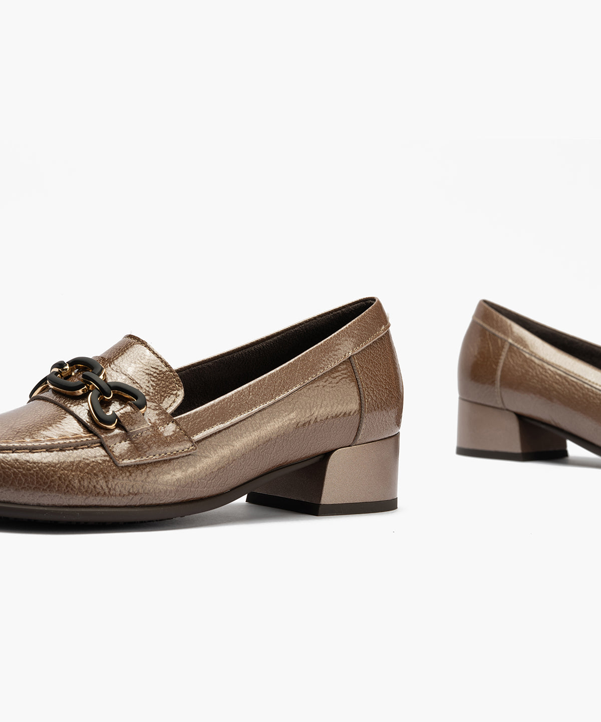 Mocasín en charol con adorno Topo