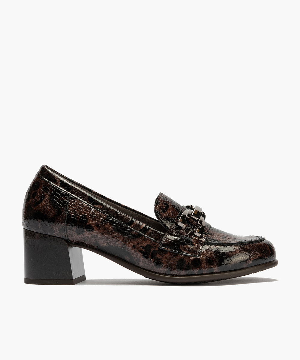 Mocasín serpiente charol con adorno Marrón