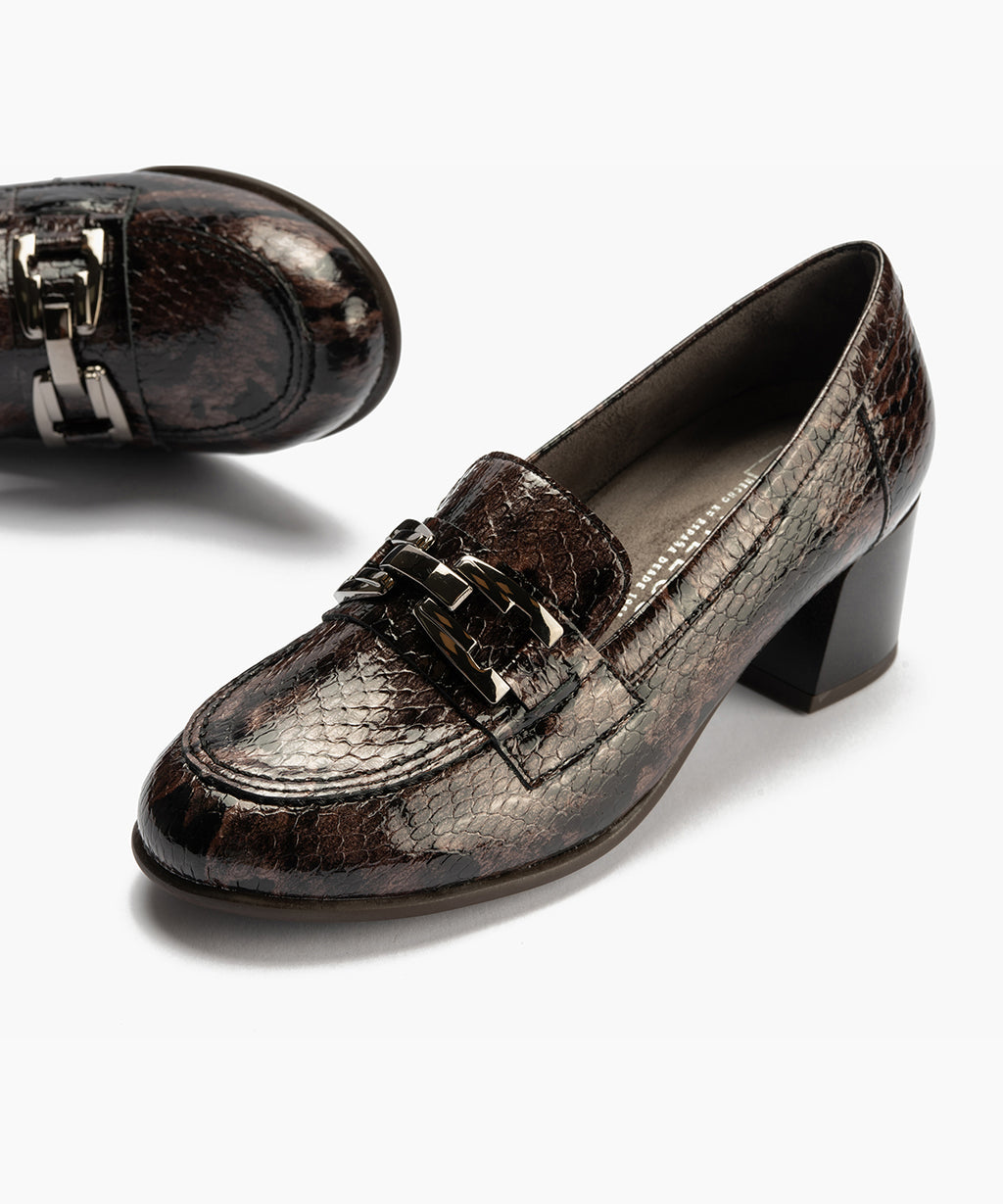 Mocasín serpiente charol con adorno Marrón