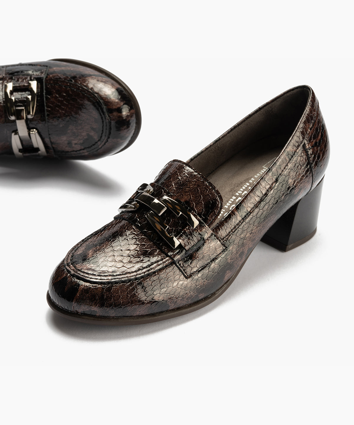Mocasín serpiente charol con adorno Marrón