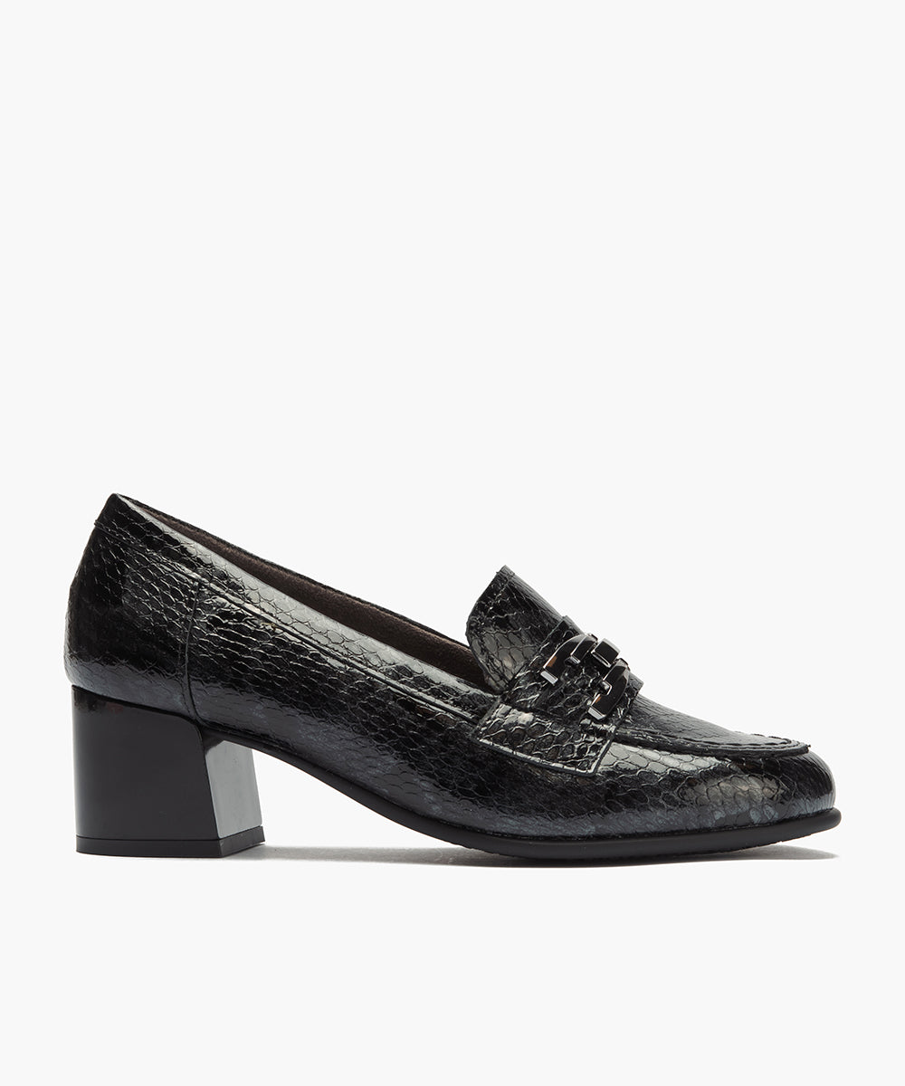 Mocasín serpiente charol con adorno Negro