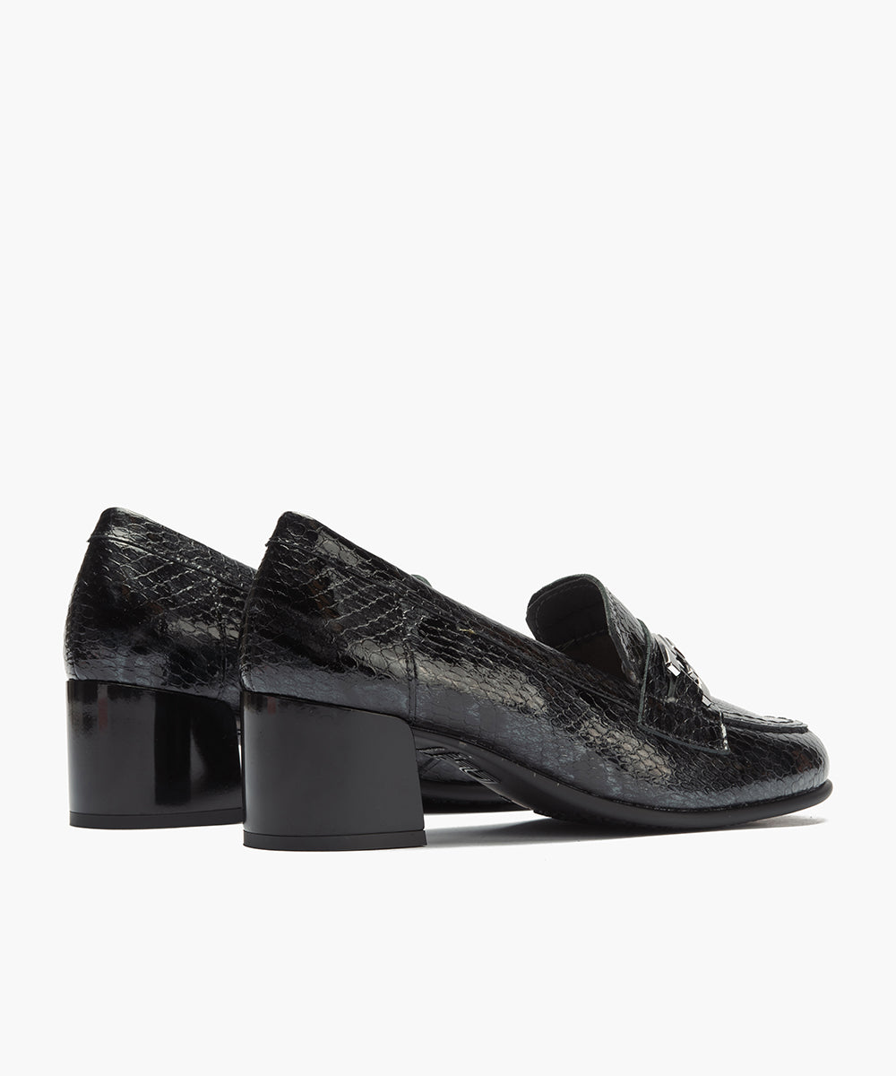 Mocasín serpiente charol con adorno Negro