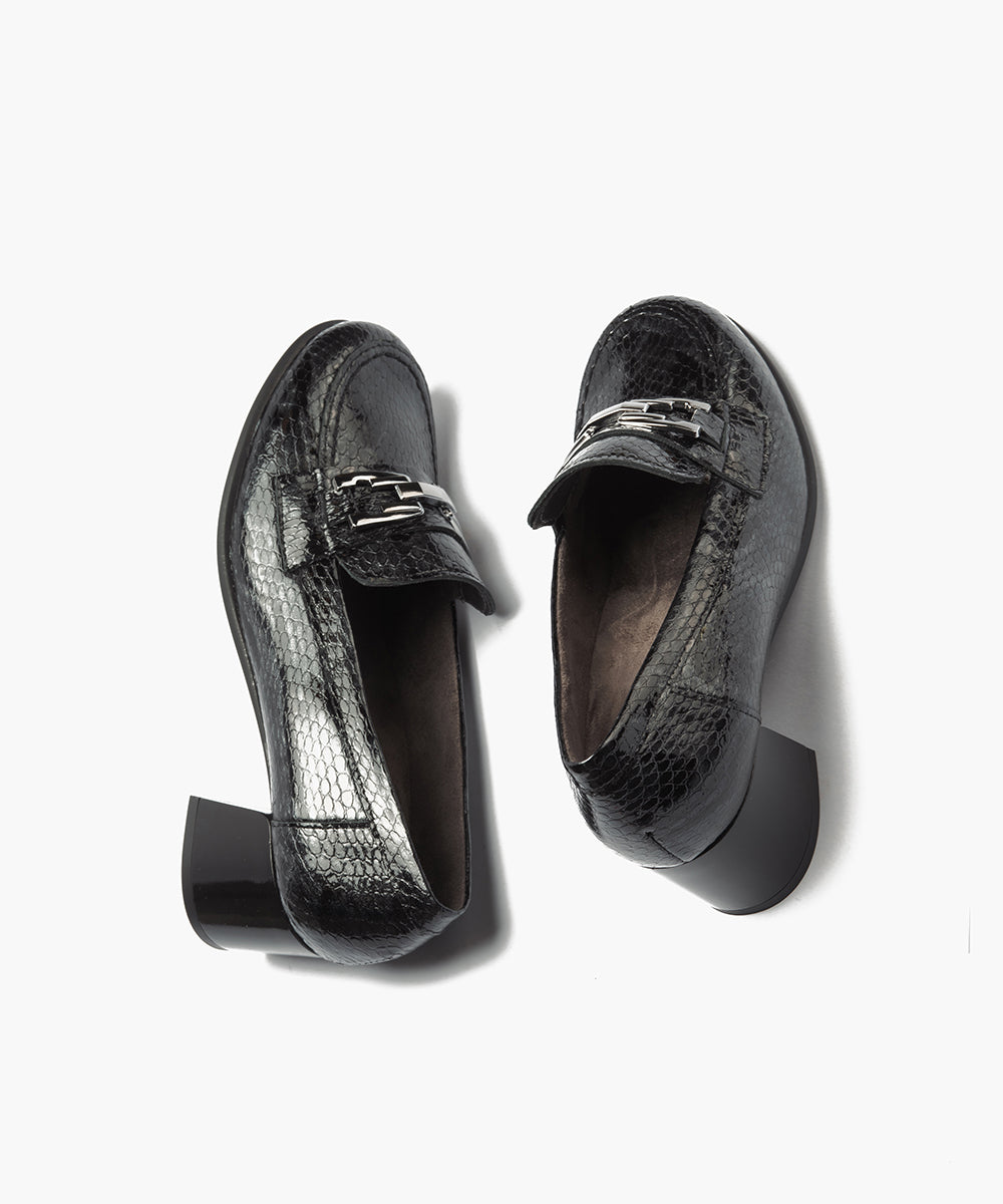Mocasín serpiente charol con adorno Negro