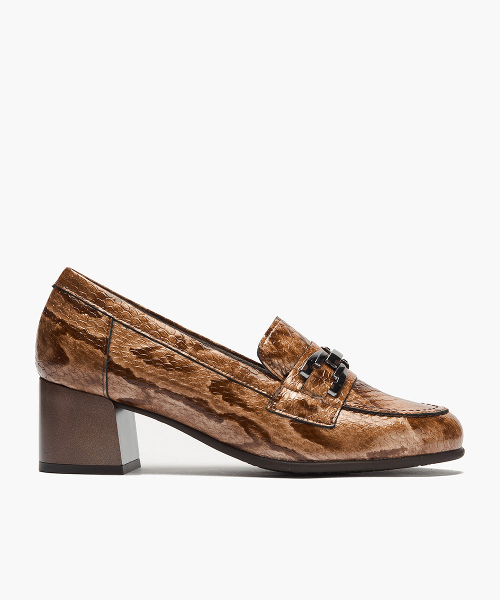 Mocasín serpiente charol con adorno Topo