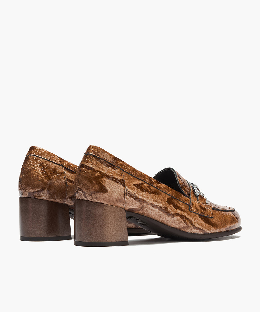 Mocasín serpiente charol con adorno Topo