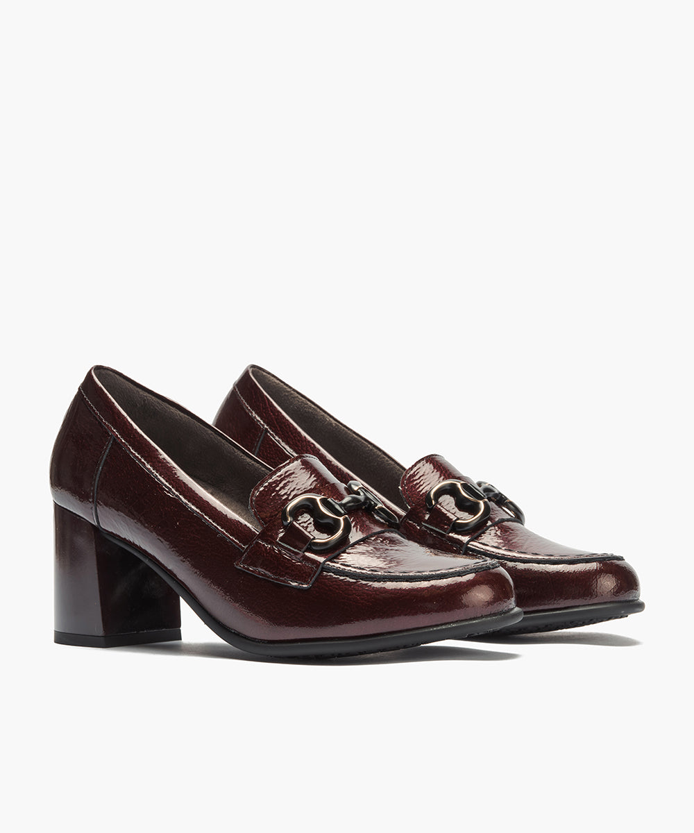 Mocasin charol con adorno Burdeos