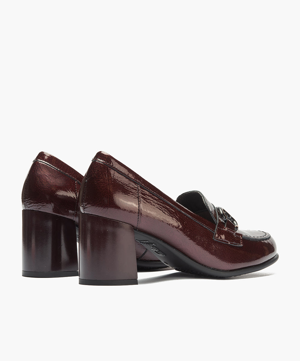 Mocasin charol con adorno Burdeos