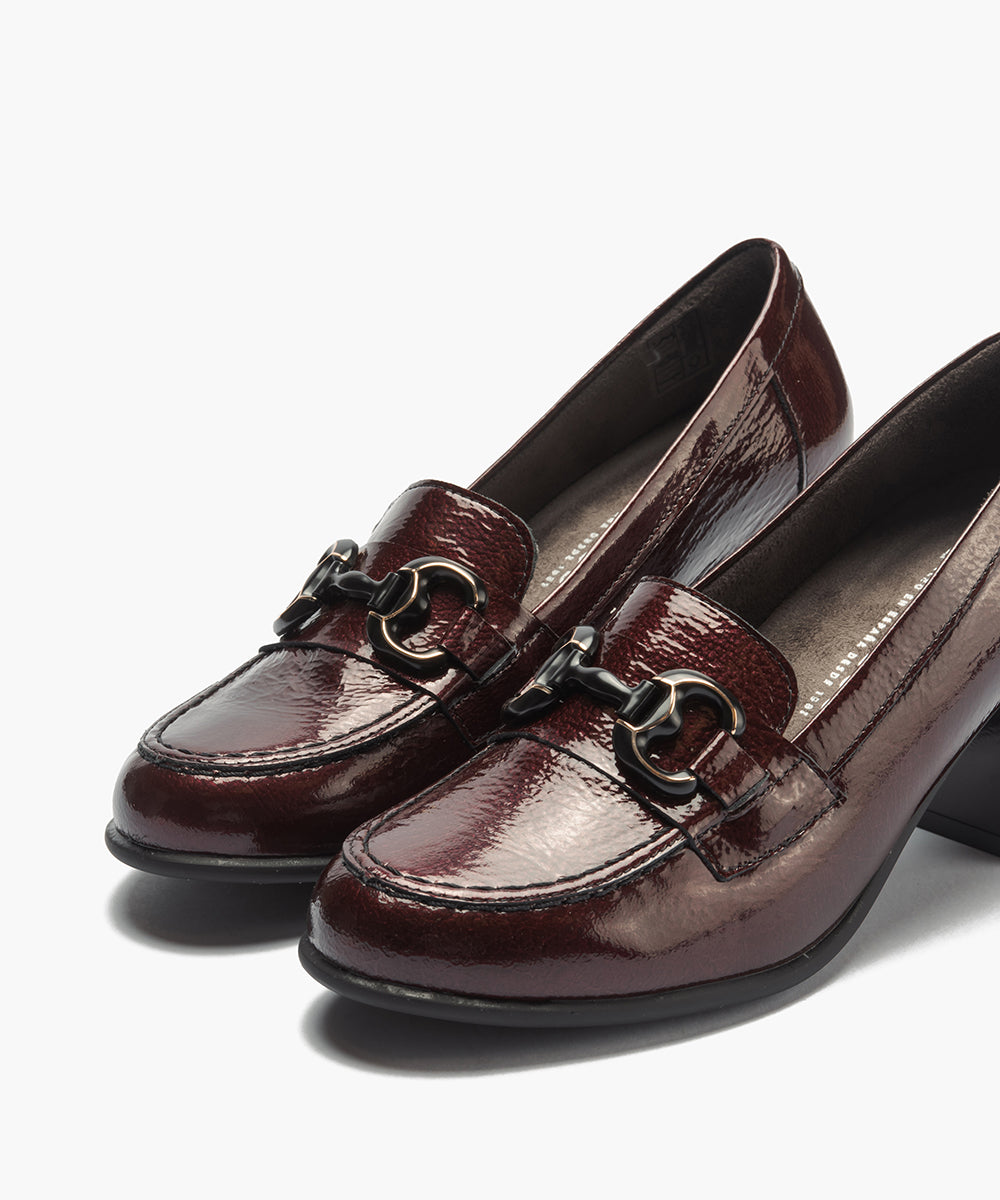 Mocasin charol con adorno Burdeos