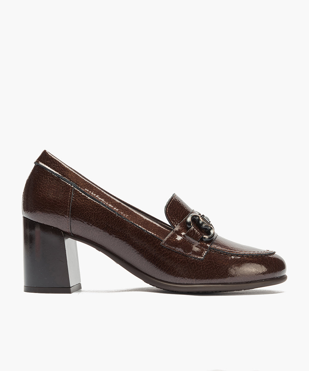 Mocasin charol con adorno Marrón