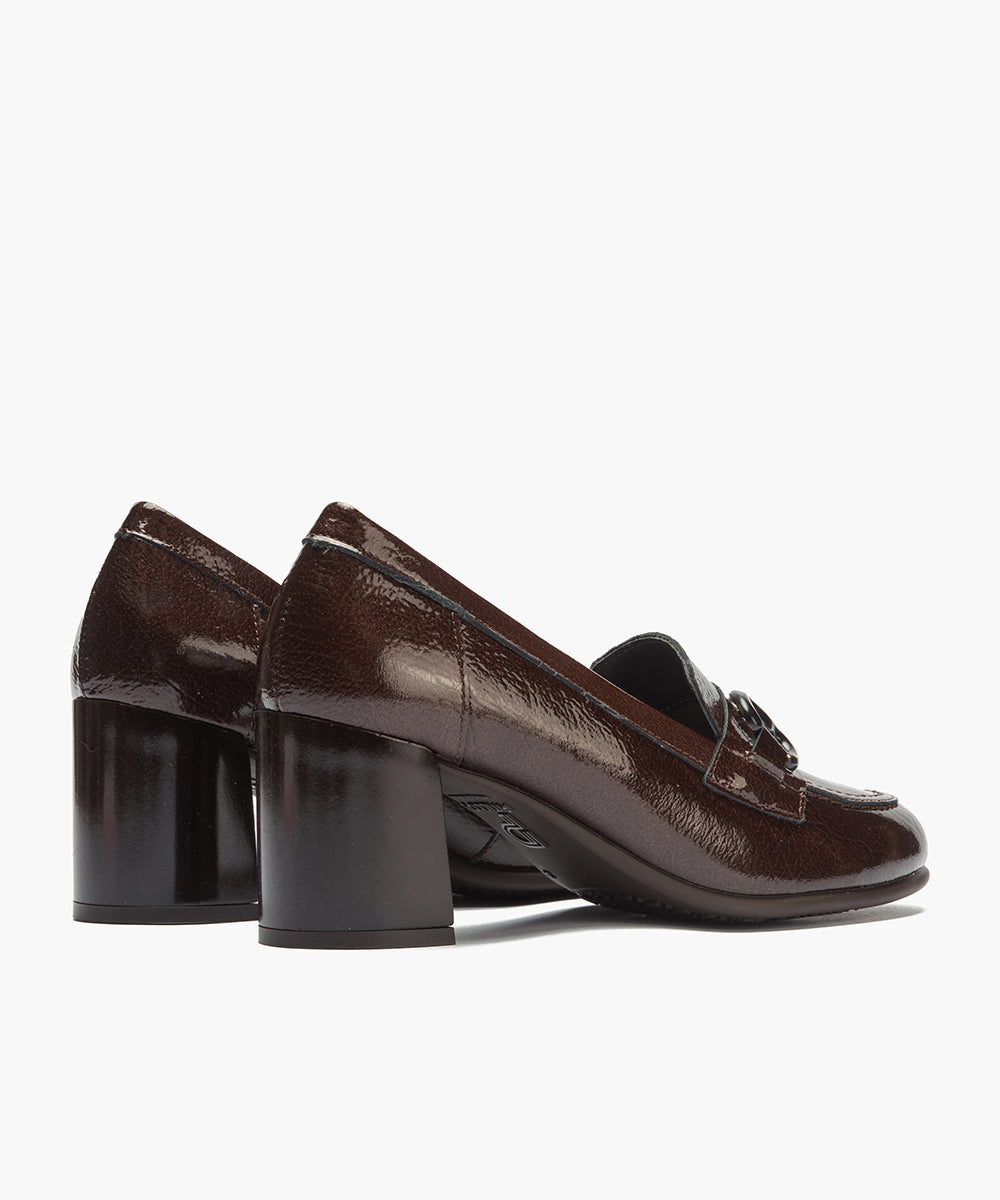 Mocasin charol con adorno Marrón