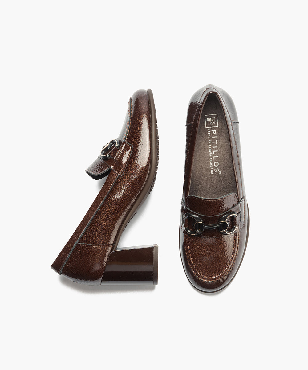 Mocasin charol con adorno Marrón