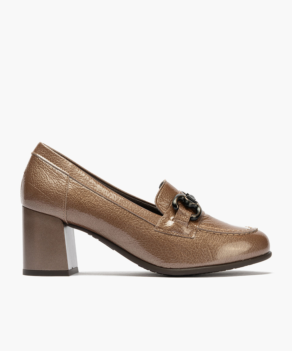 Mocasin charol con adorno Topo