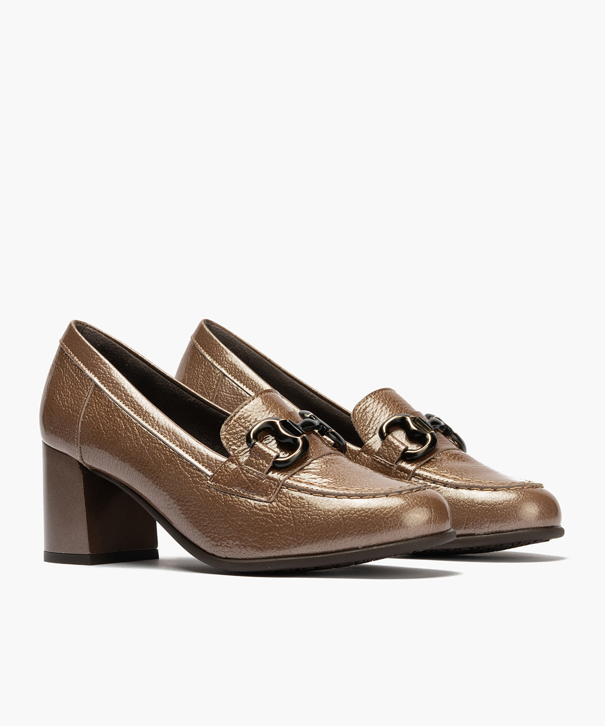 Mocasin charol con adorno Topo