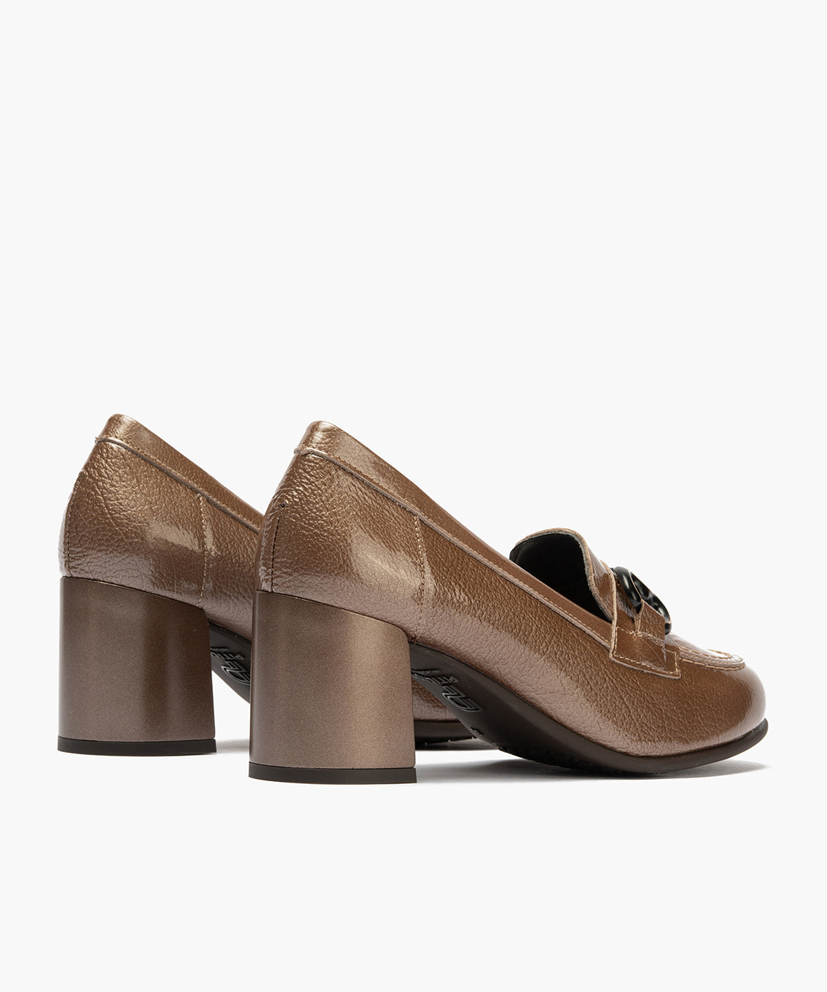 Mocasin charol con adorno Topo