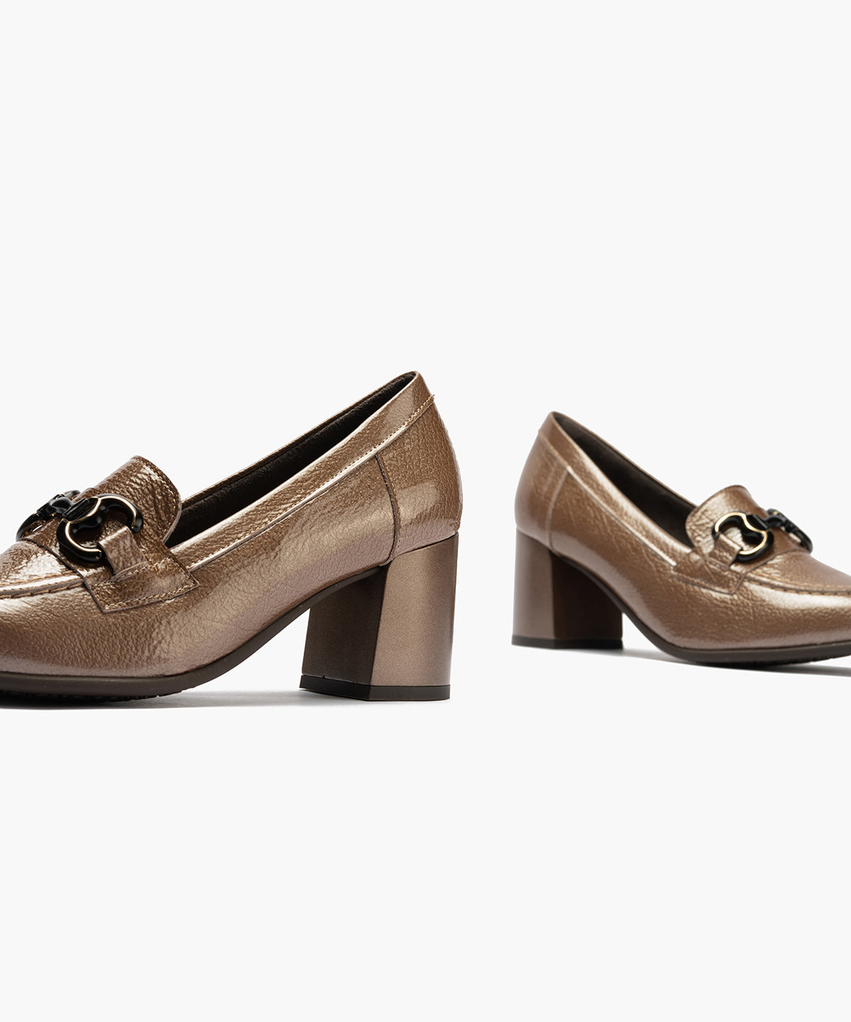 Mocasin charol con adorno Topo