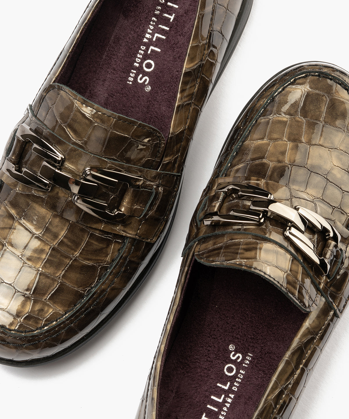 Mocasín en charol coco con detalle adorno Humo
