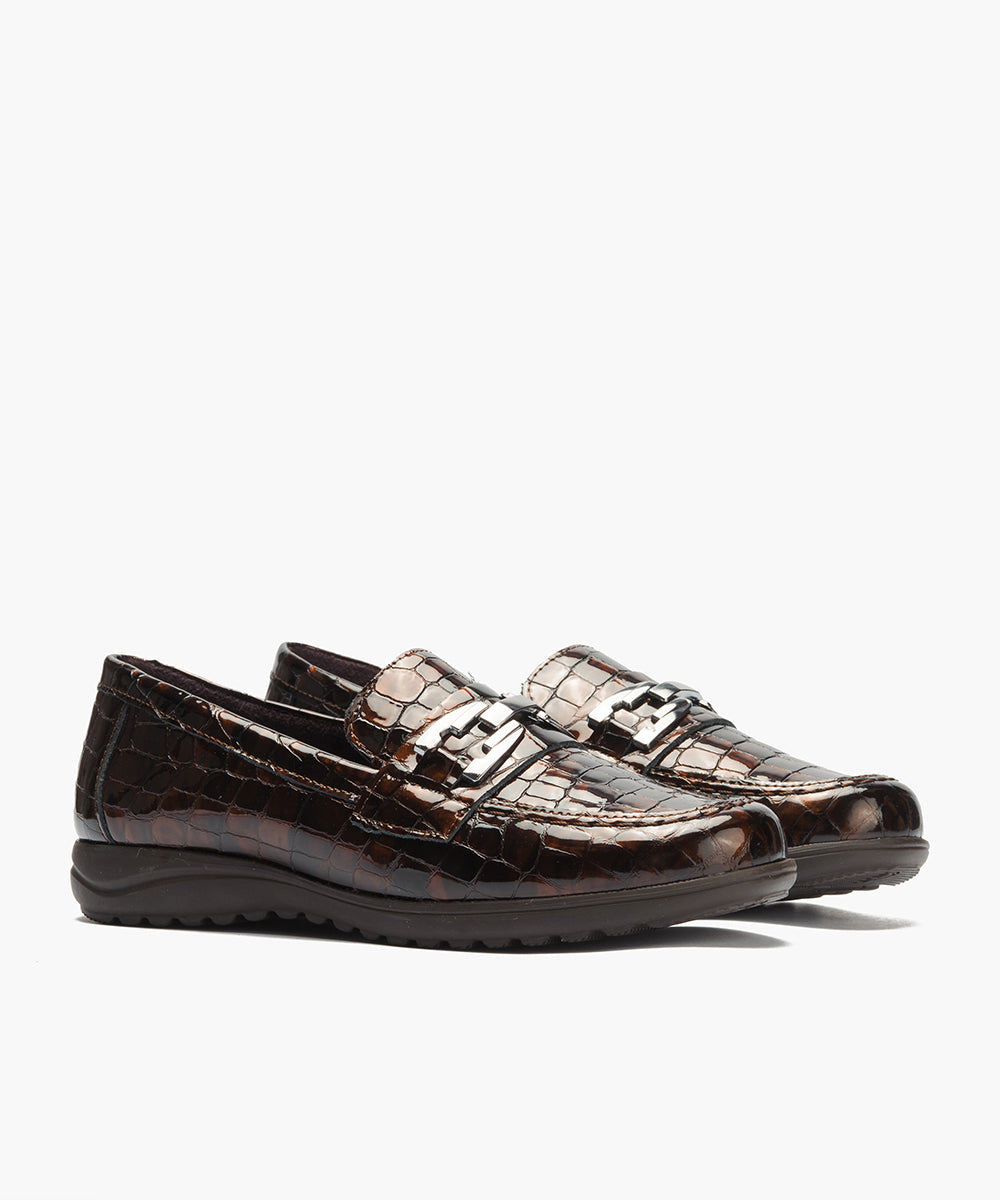Mocasín en charol coco con detalle adorno Marrón