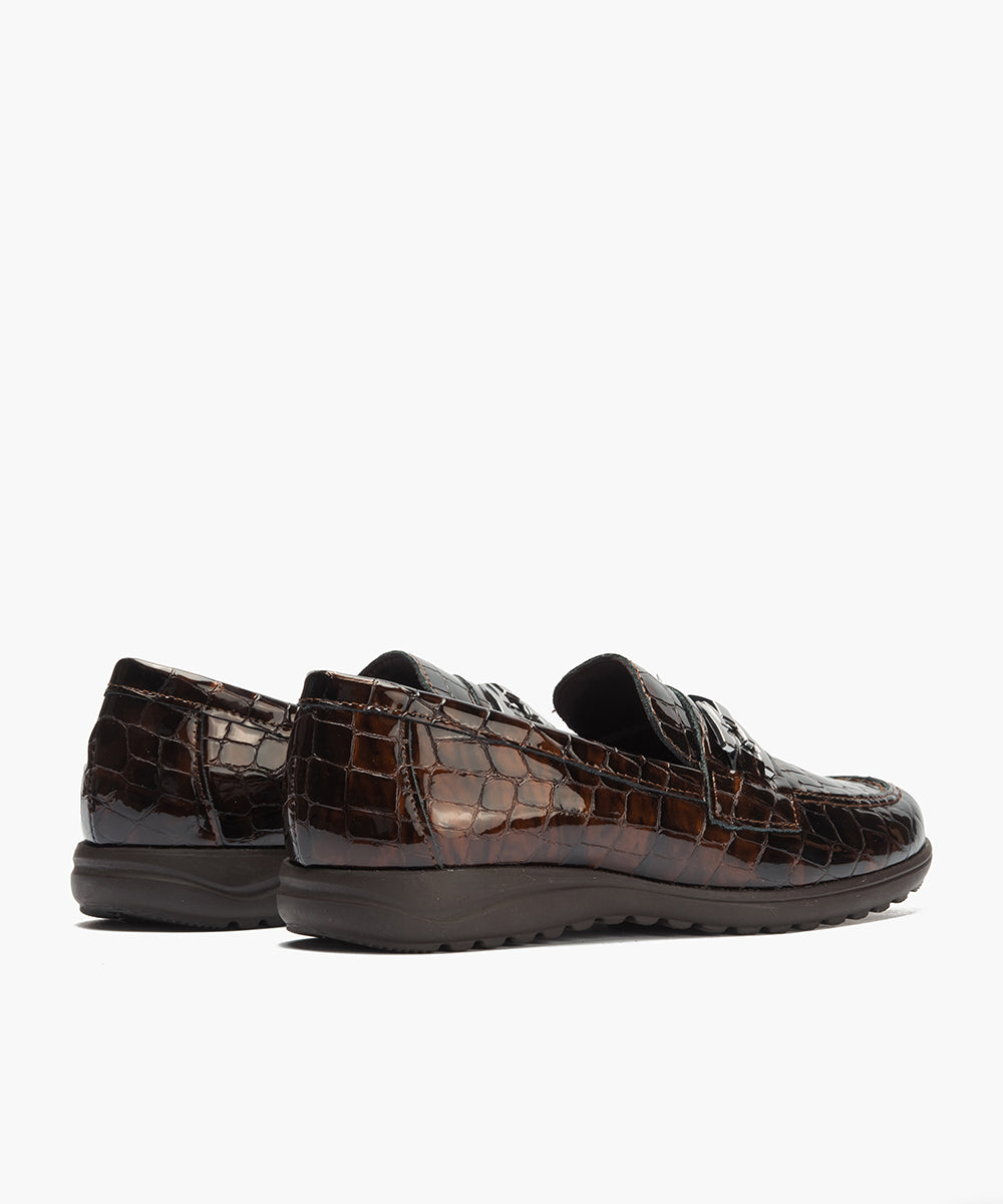 Mocasín en charol coco con detalle adorno Marrón