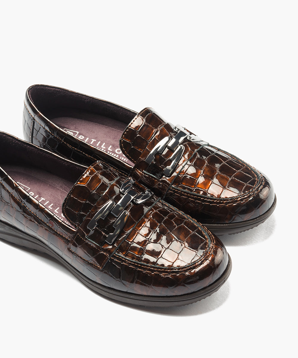 Mocasín en charol coco con detalle adorno Marrón