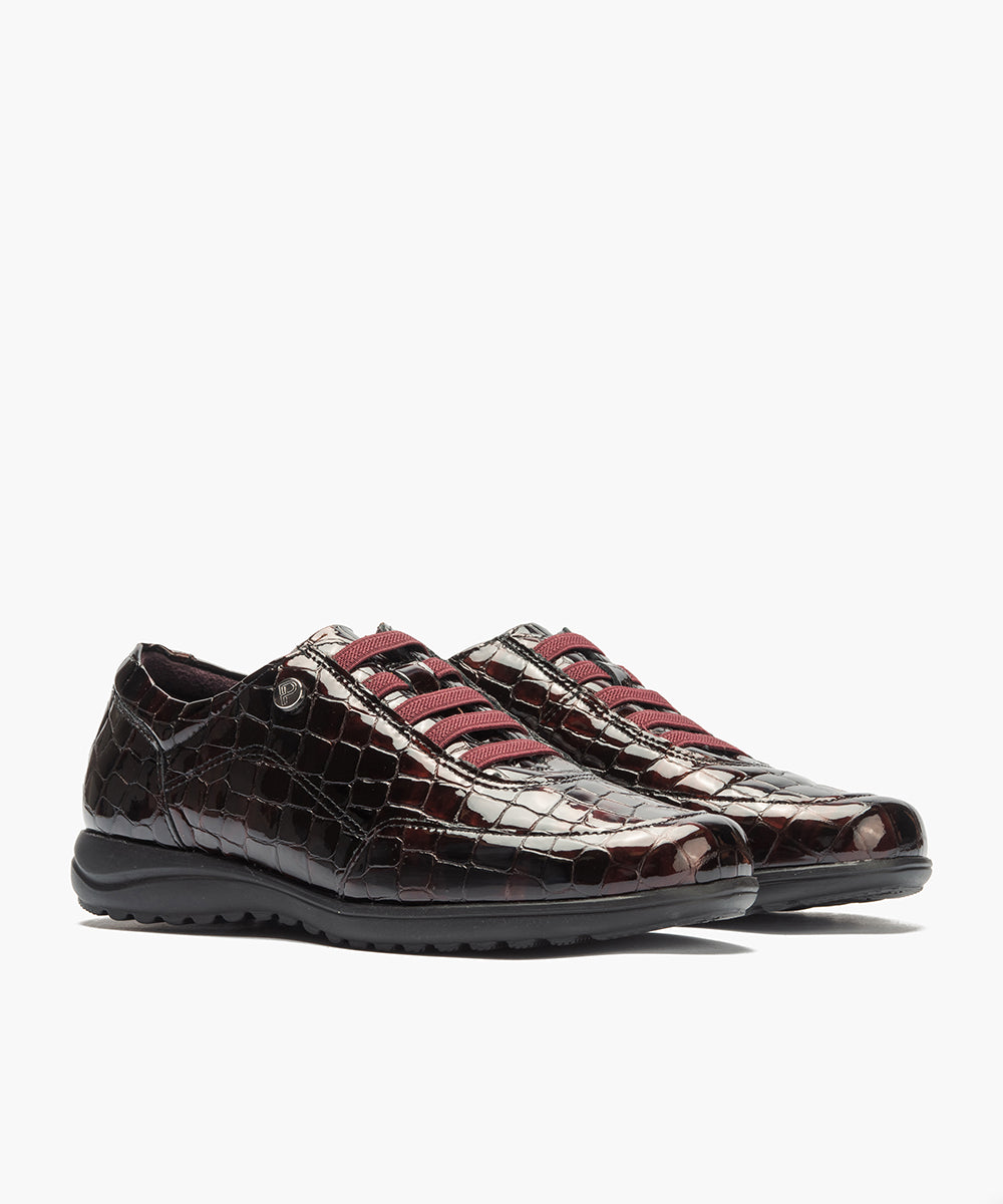 Deportivo en charol coco con cordones elásticos Burdeos