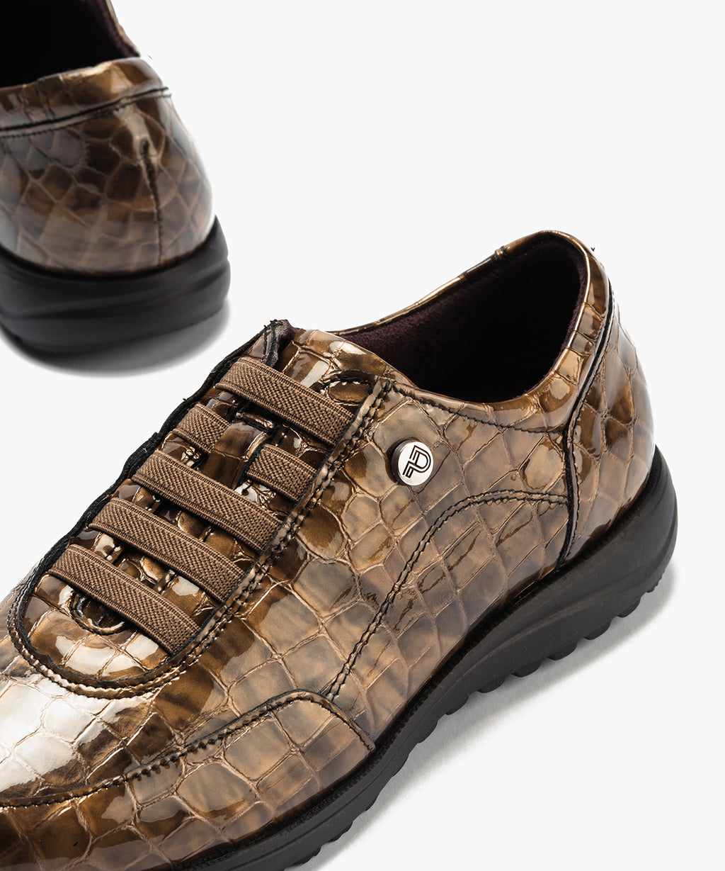 Deportivo en charol coco con cordones elásticos Humo