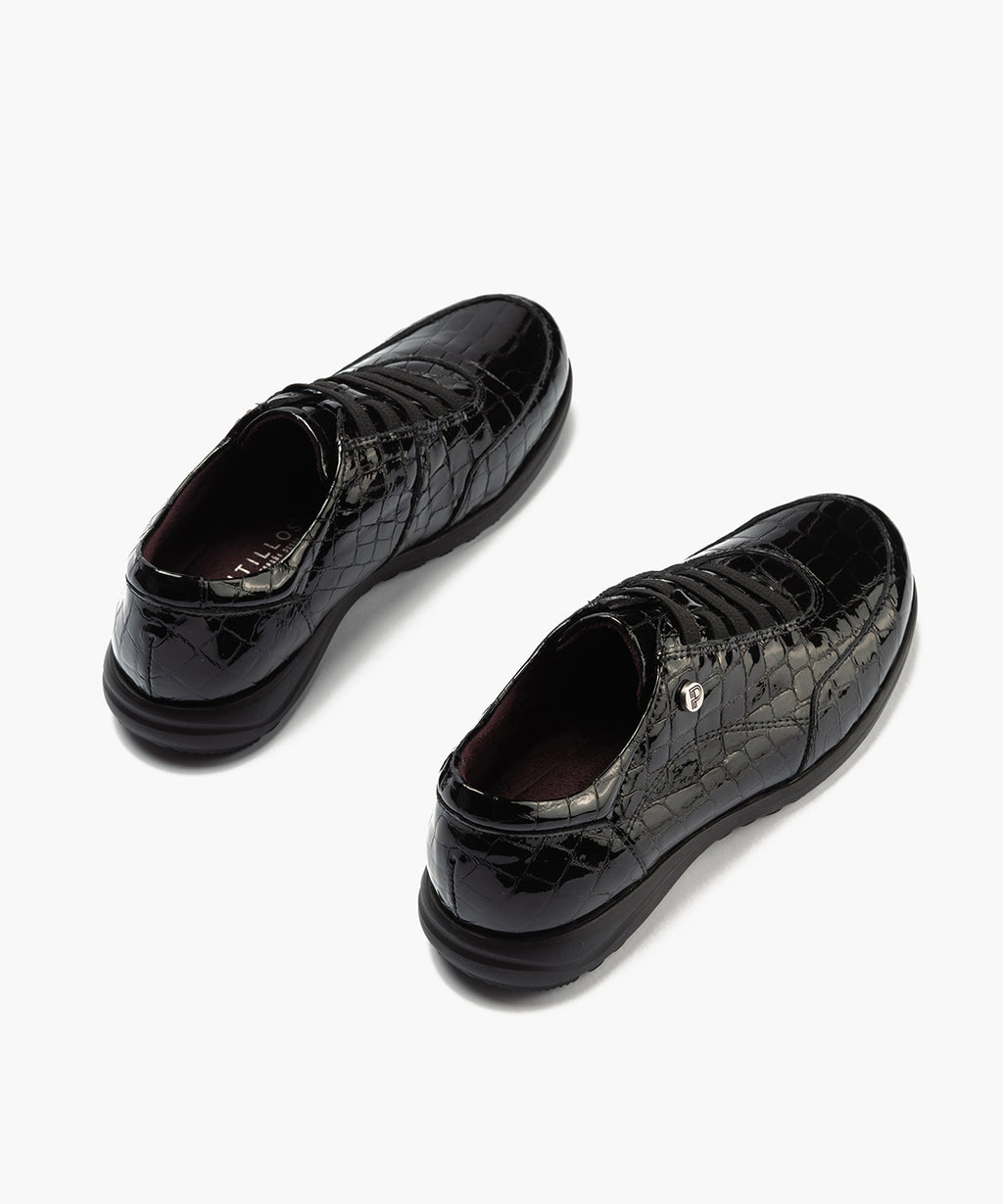 Deportivo en charol coco con cordones elásticos Negro