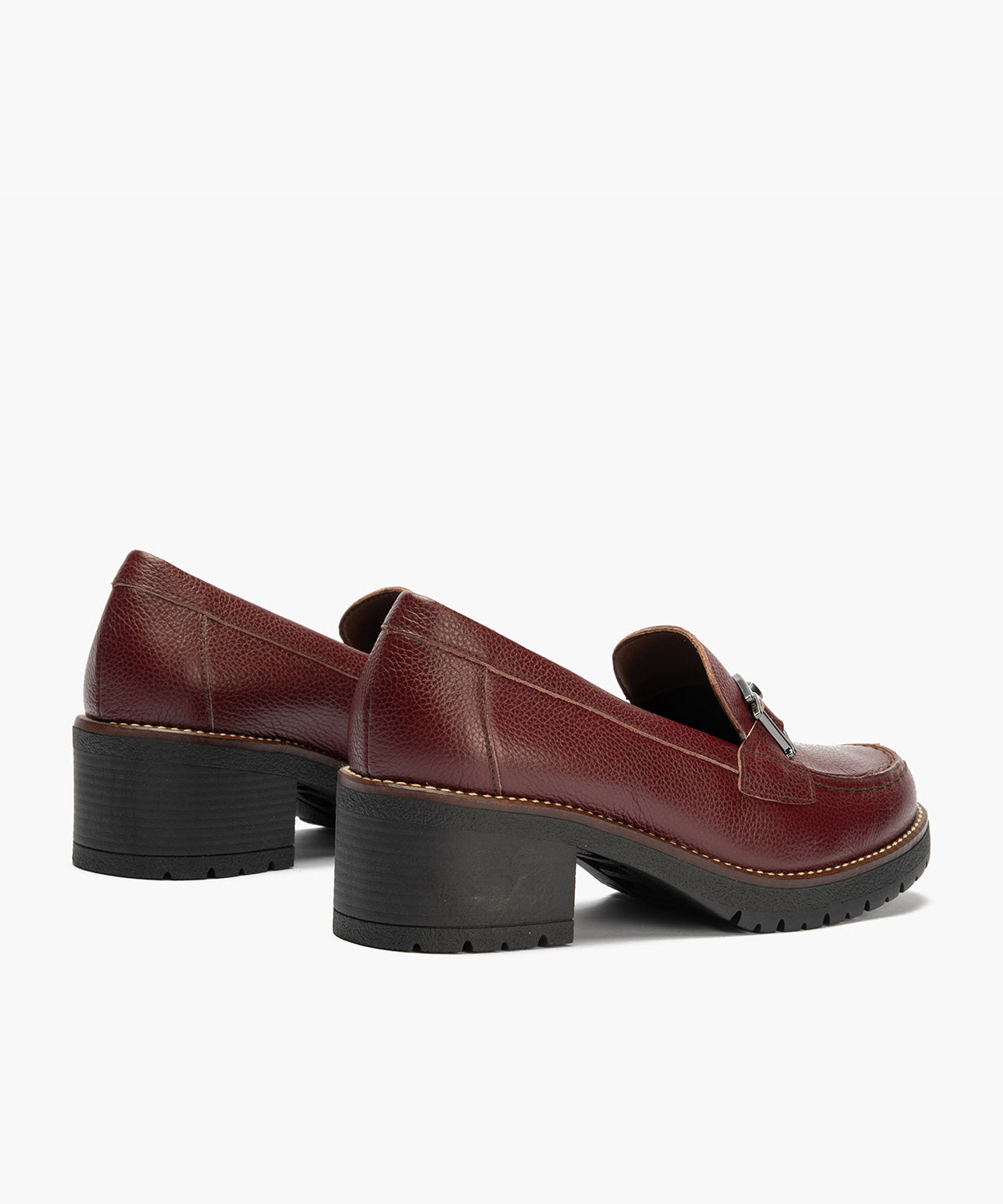 Mocasín en napa con grano con adorno Burdeos