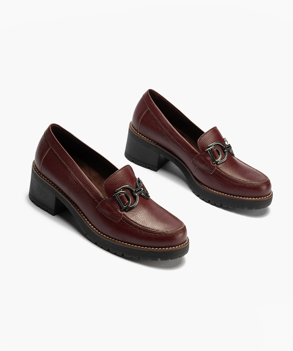 Mocasín en napa con grano con adorno Burdeos