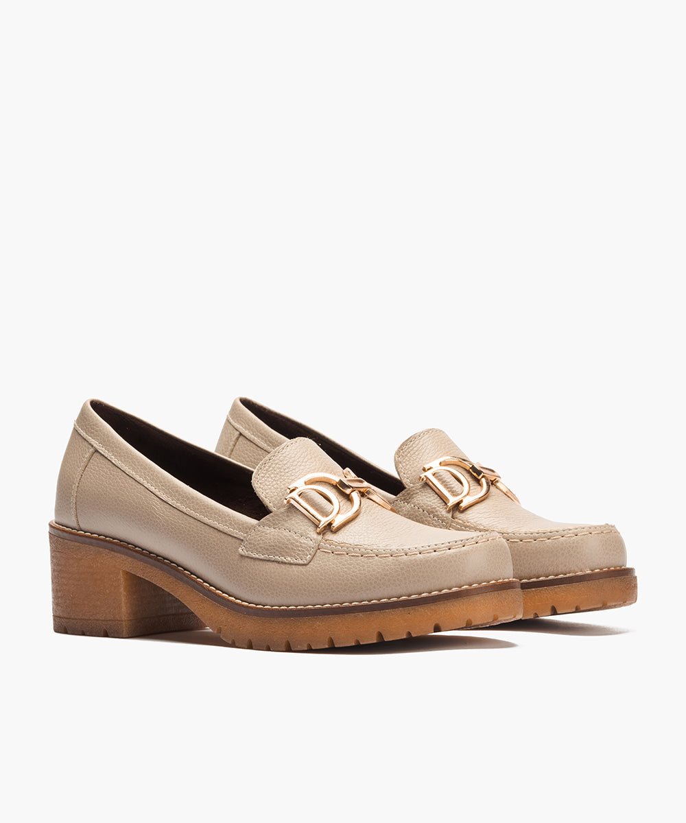 Mocasín en napa con grano con adorno Topo