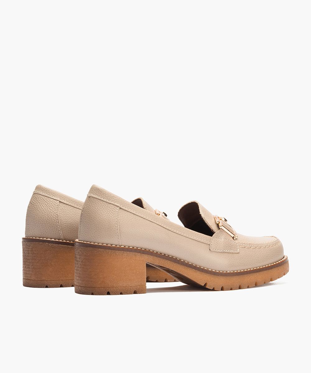 Mocasín en napa con grano con adorno Topo
