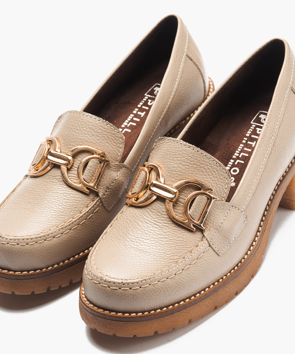 Mocasín en napa con grano con adorno Topo