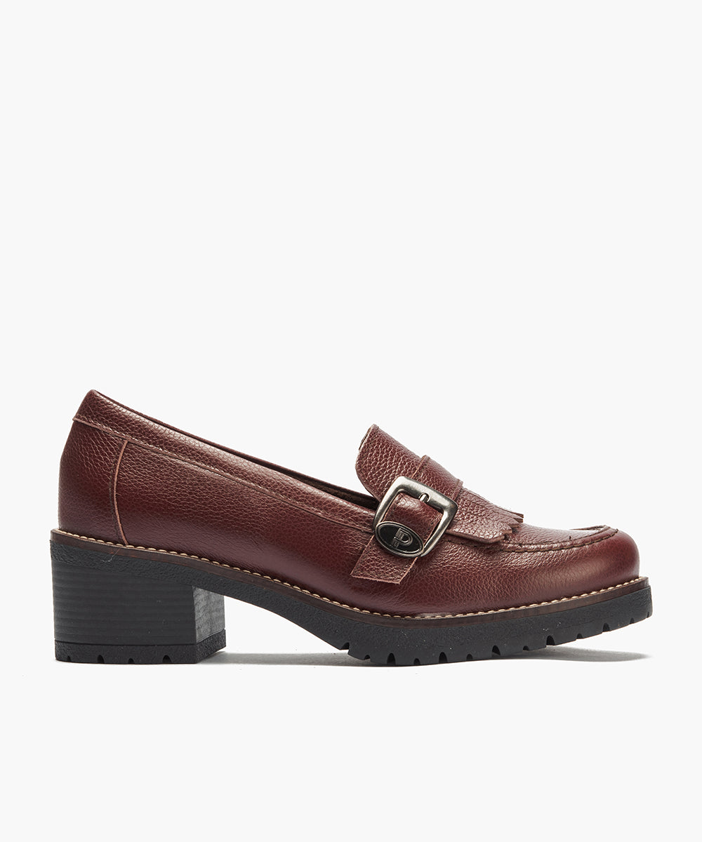 Mocasín en napa con grano con flecos y hebilla Burdeos