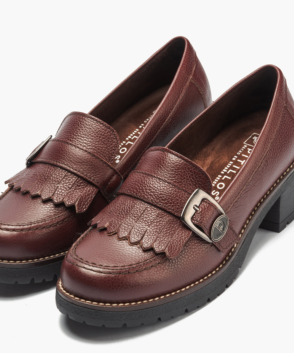 Mocasín en napa con grano con flecos y hebilla Burdeos