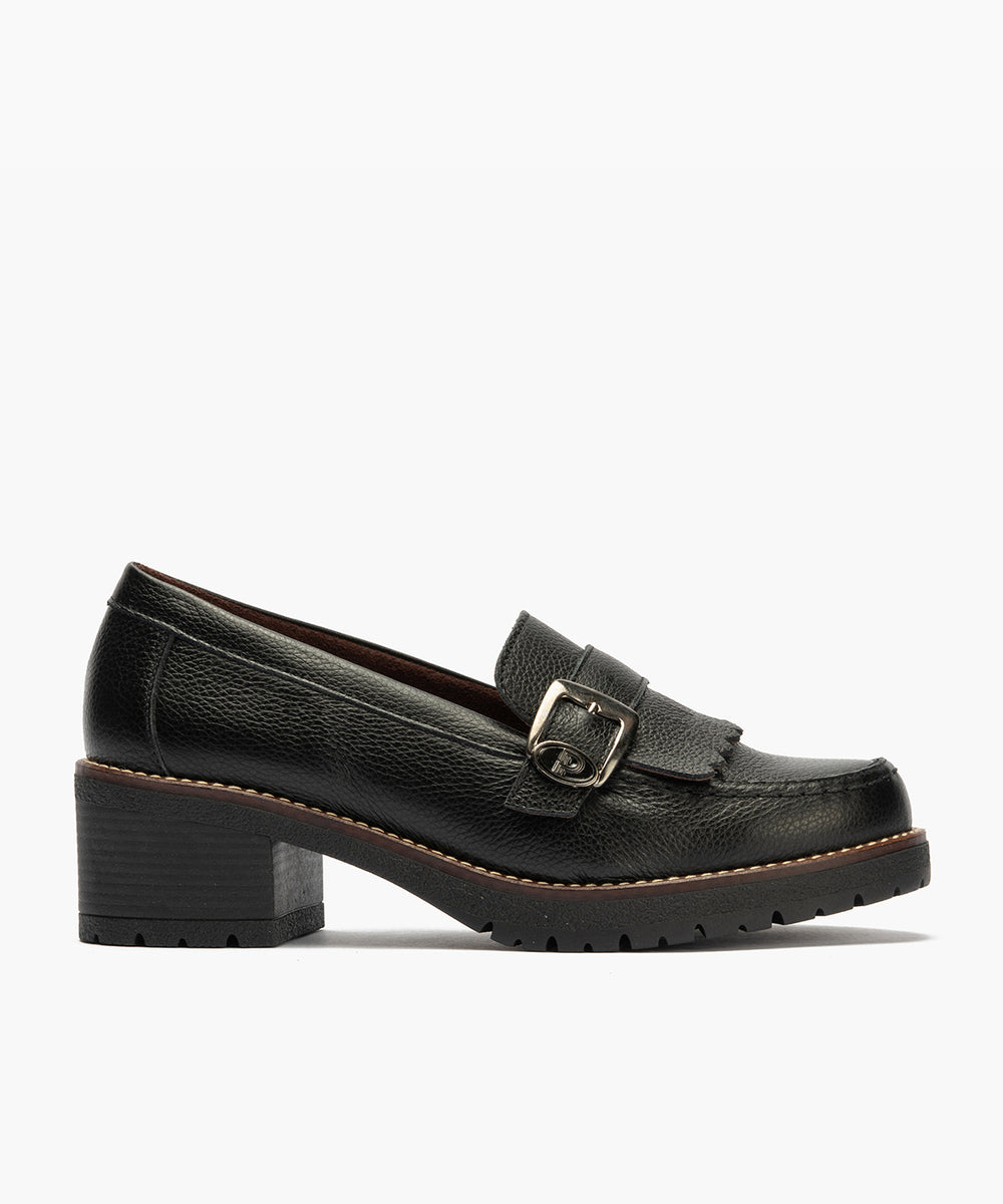 Mocasín en napa con grano con flecos y hebilla Negro
