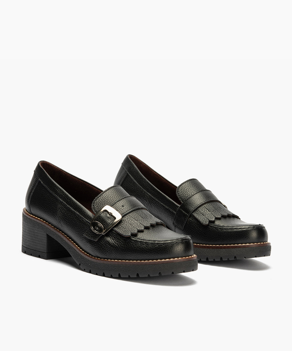 Mocasín en napa con grano con flecos y hebilla Negro