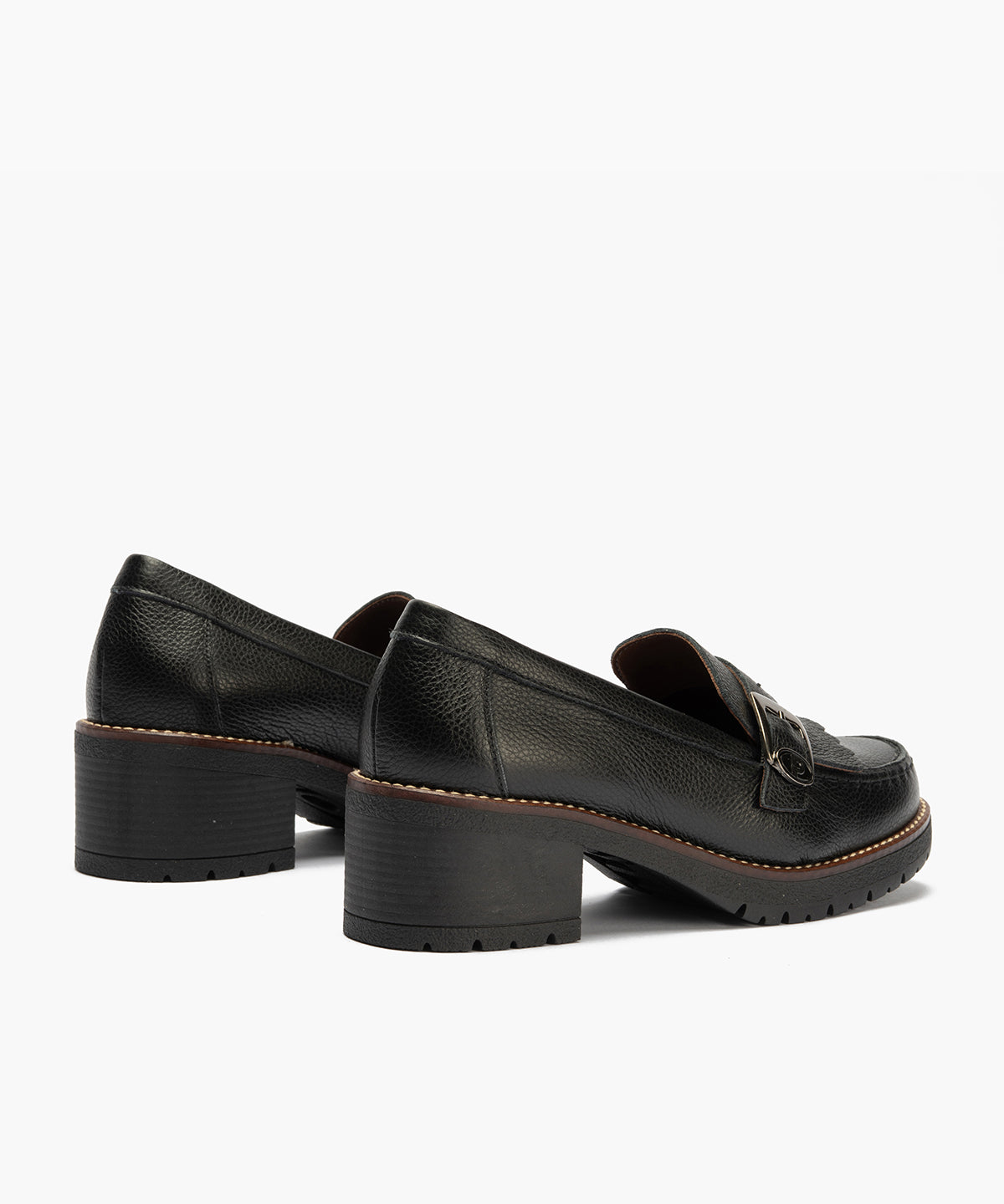 Mocasín en napa con grano con flecos y hebilla Negro