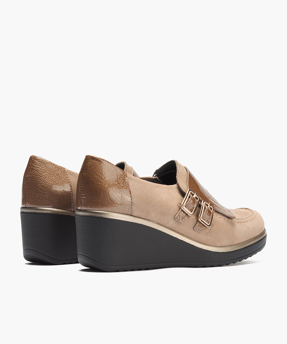 Abotinado flecos combinado ante con charol detalle doble hebilla Topo