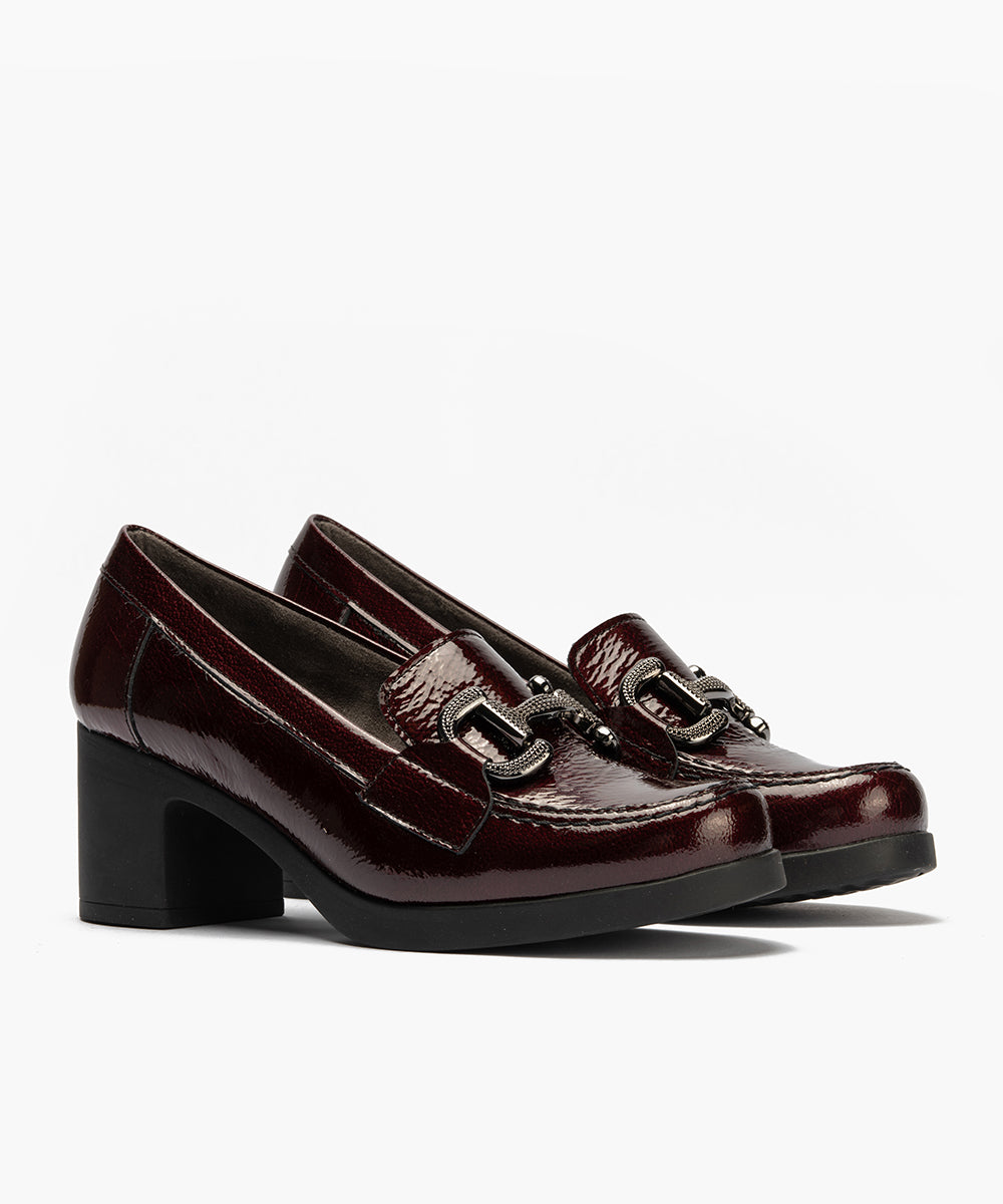 Mocasin en Charol con Adorno Burdeos