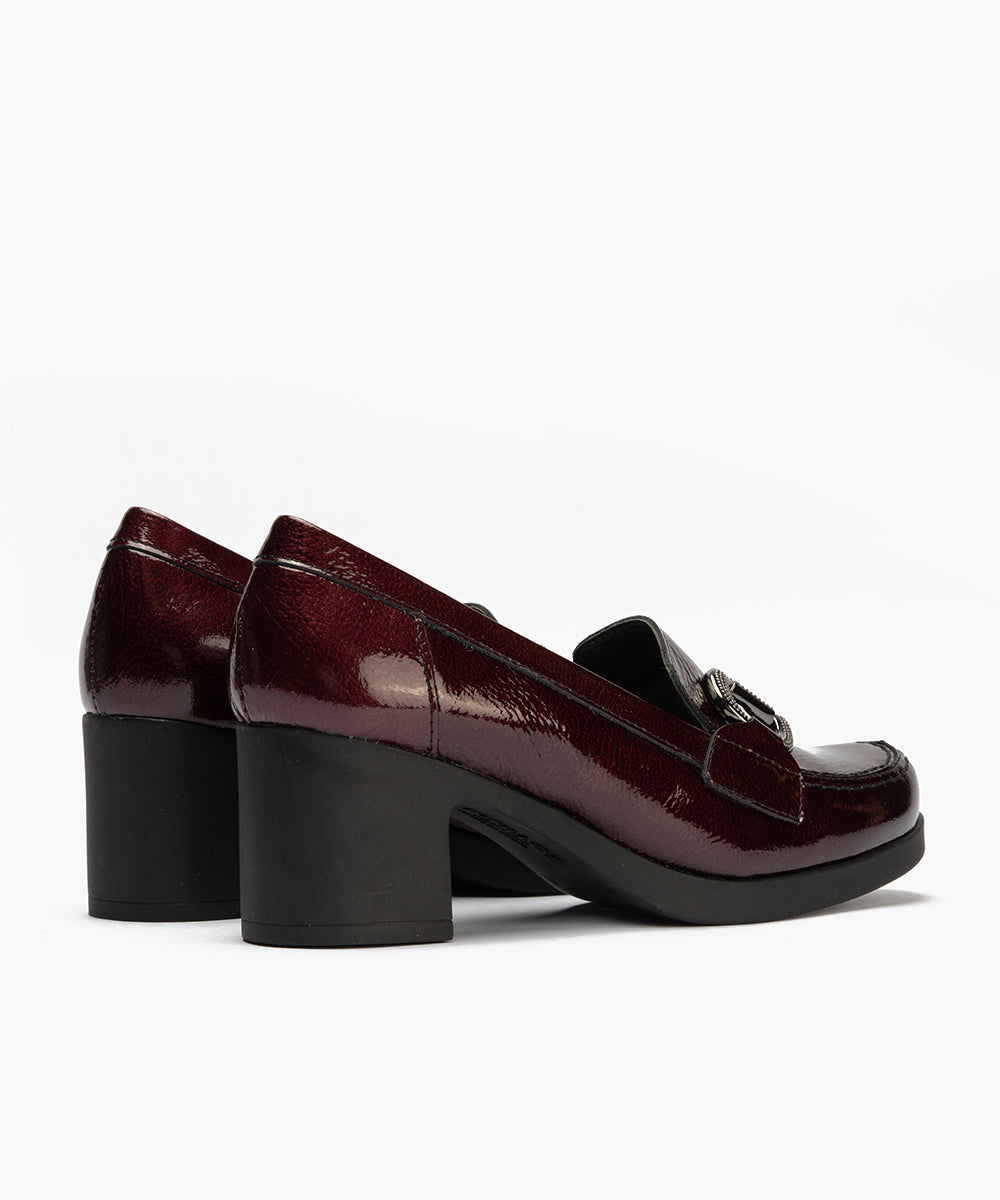 Mocasin en Charol con Adorno Burdeos