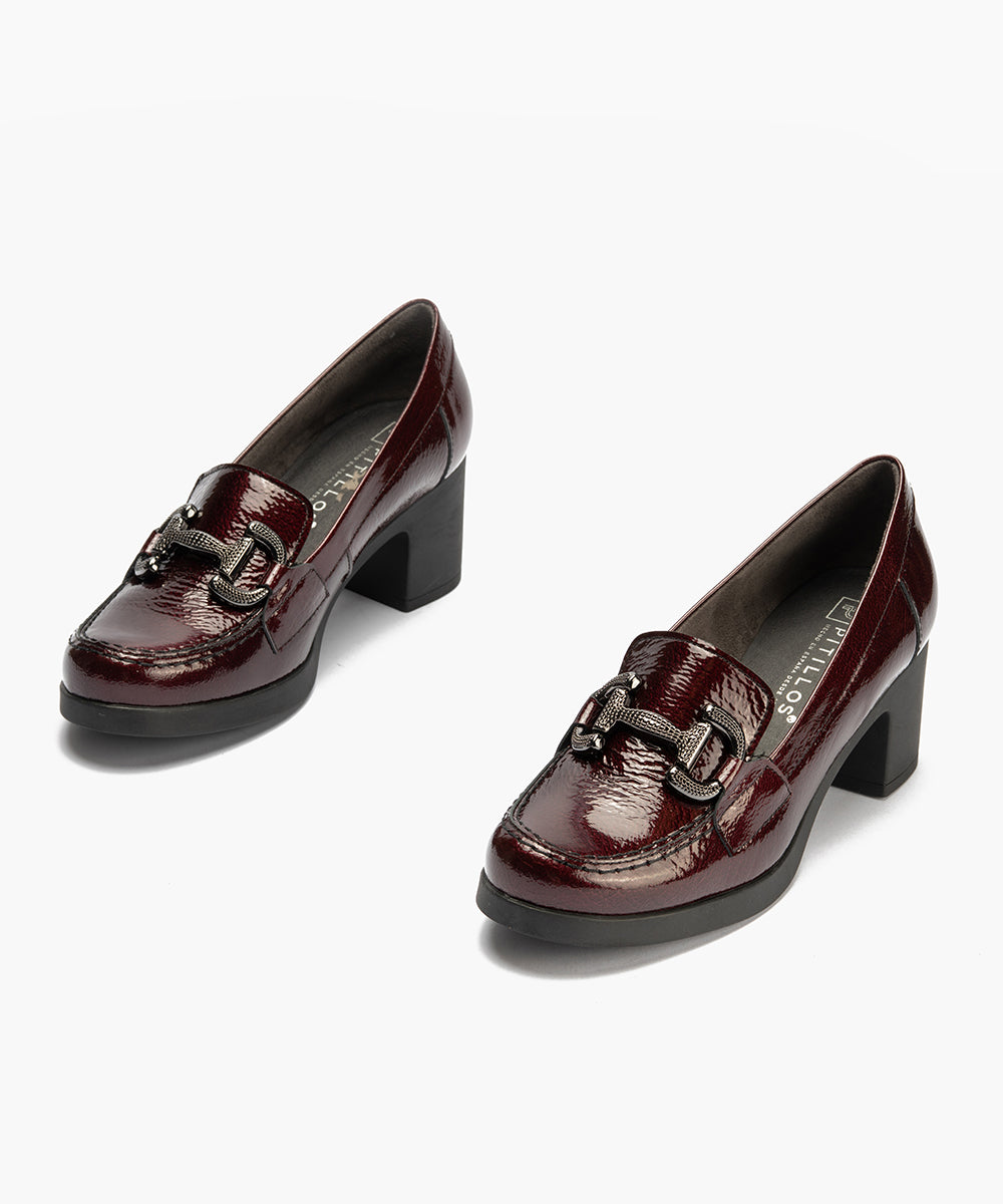 Mocasin en Charol con Adorno Burdeos