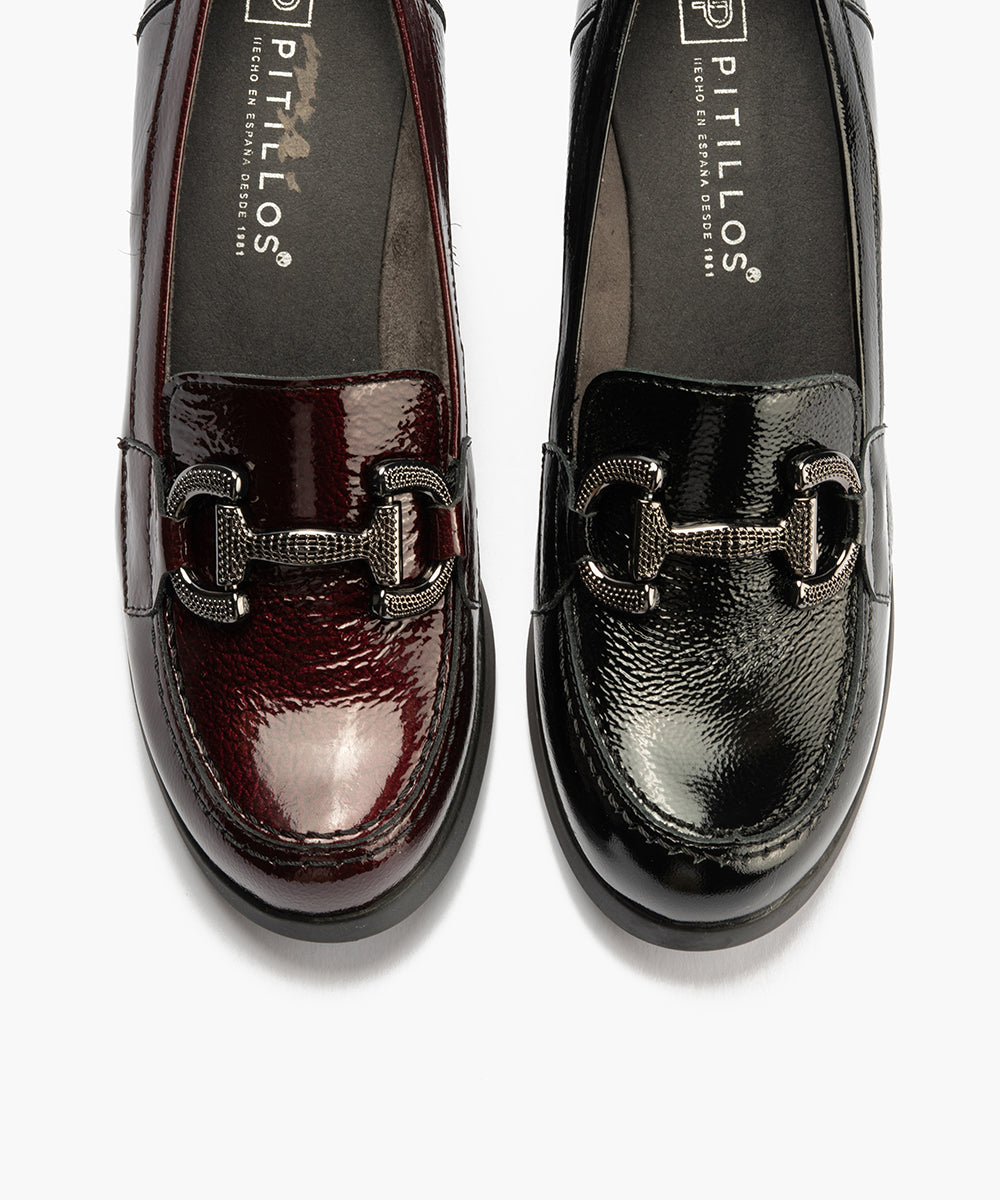 Mocasin en Charol con Adorno Burdeos