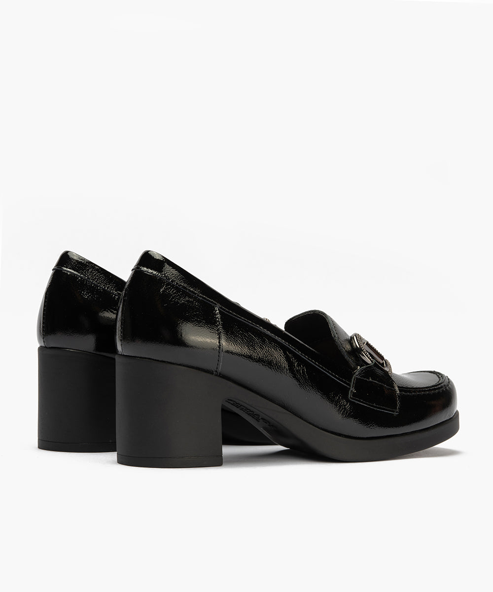 Mocasin en Charol con Adorno Negro