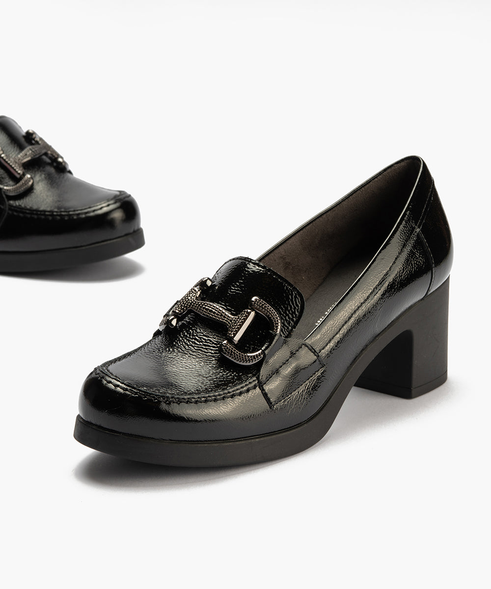 Mocasin en Charol con Adorno Negro